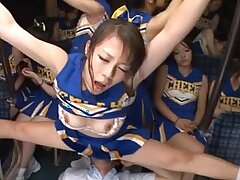 Kinky japanischen Cheerleadern bekommen es auf einem Bus