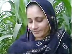 Menina da vila paquistanesa fodida por sua cousion no campo aberto