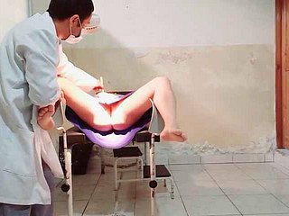 Il dottore esegue un esame ginecologico su una paziente che mette il dito nella sua vagina
