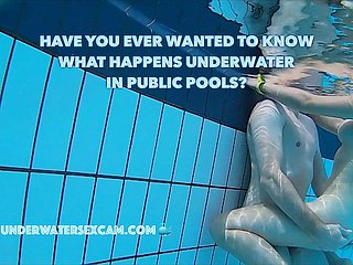Le vere coppie fanno del vero sesso sott'acqua nelle piscine pubbliche, filmate besom una telecamera subacquea