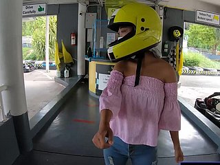 Teman wanita remaja amatur Thai yang comel pergi karting dan dirakam pada membrane selepas itu