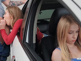 Russische Schlampe wird hinter dem Rücken ihrer Freundin down einem Motor car gefickt.