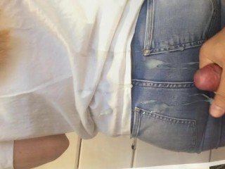 Cumshot pada keldai scrupulous dalam seluar jeans Cum Tribute